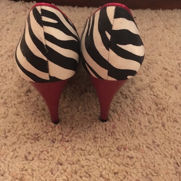 Zebra print heels with ruby trim - Picture 5 of 6